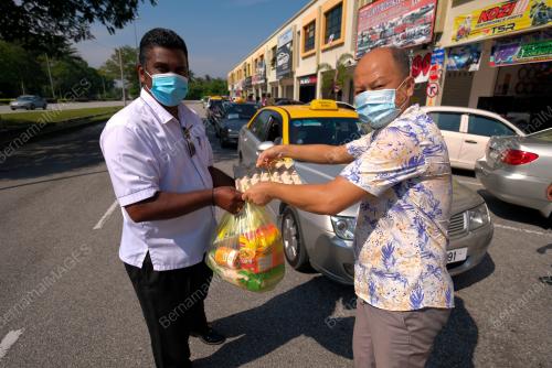 SUMBANGAN KOTAK MAKANAN KEPADA PEMANDU TEKSI