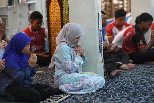 FADHLINA SIDEK