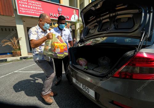 SUMBANGAN KOTAK MAKANAN KEPADA PEMANDU TEKSI