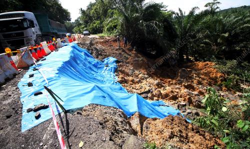 PK17_25112016_TANAH_RUNTUH