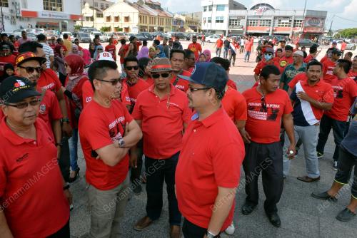 PK18_01102016_BAJU_MERAH