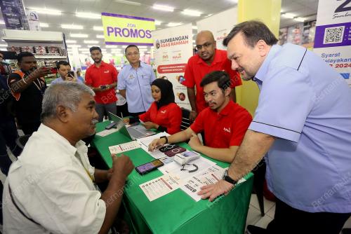 DATUK SERI AMIR HAMZAH AZIZAN