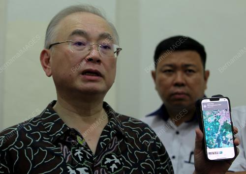 DATUK SERI DR WEE KA SIONG