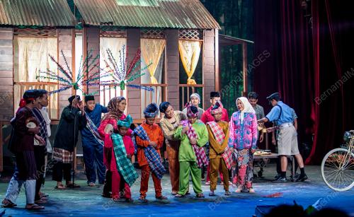 KARYA TEATER SENIMAN NEGARA DATUK LAT "KAMPUNG BOY