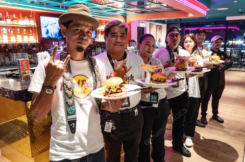 HARD ROCK CAFE IPOH SASAR 70000 PENGUNJUNG