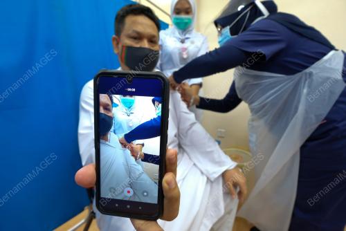 RAKYAT DIBENARKAN UNTUK MERAKAM PROSES PENYUNTIKAN VAKSIN
