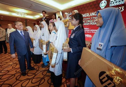 DATUK SERI SAARANI MOHAMAD