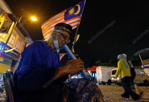 TINJAUAN PEMBUKAAN BAZAR GERBANG MALAM