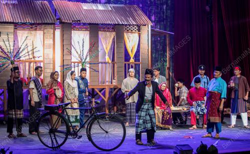 KARYA TEATER SENIMAN NEGARA DATUK LAT "KAMPUNG BOY