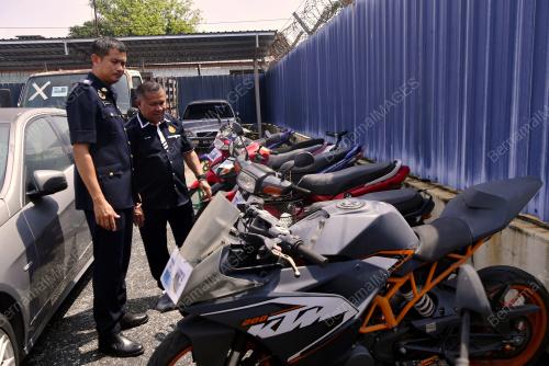 TIMBALAN PENGARAH JPJ PERAK AB AZIZ AWANG TEH