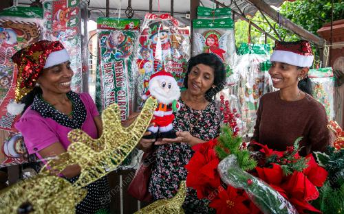 GERAI MENJUAL PERALATAN HARI NATAL