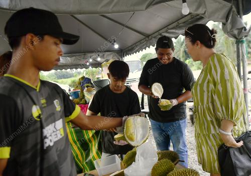 PAK MAN DURIAN TELUK INTAN