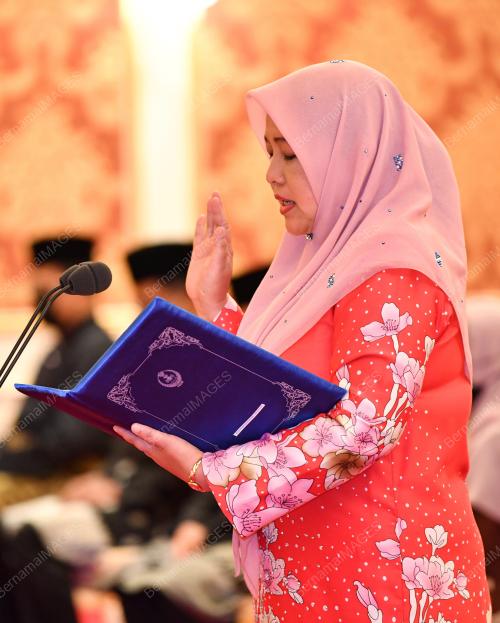 ISTIADAT MENGANGKAT SUMPAH AHLI MAJLIS MESYUARAT KERAJAAN