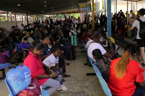 TINJAUAN ORANG RAMAI DI JETI PULAU PANGKOR