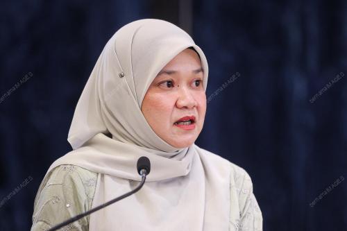 FADHLINA SIDEK