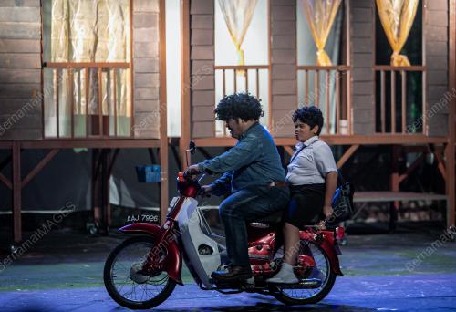 KARYA TEATER SENIMAN NEGARA DATUK LAT "KAMPUNG BOY