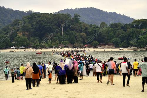 TINJAUAN FENOMENA LAUT TERBELAH
