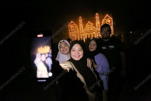 PANJUT REPLIKA MASJID SRI SENDAYAN DI KAMPUNG RIBU