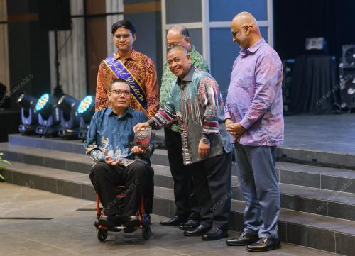 DATUK SERI SAARANI MOHAMAD