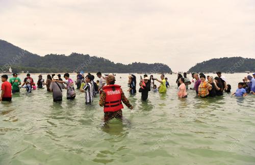 TINJAUAN FENOMENA LAUT TERBELAH