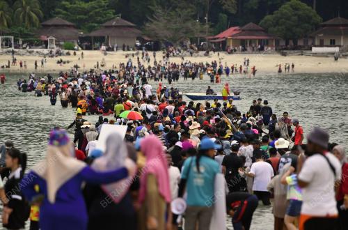 TINJAUAN FENOMENA LAUT TERBELAH