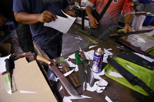 ASAH PISAU KORBAN