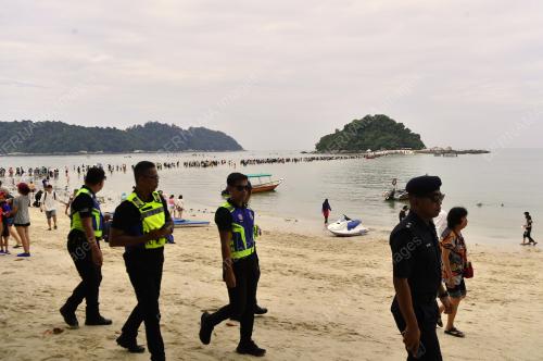 TINJAUAN FENOMENA LAUT TERBELAH