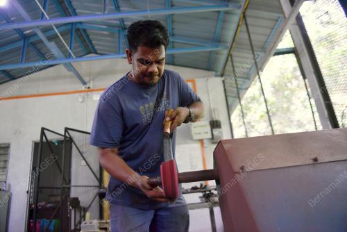 ASAH PISAU KORBAN