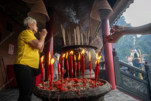 TINJAUAN TAHUN BARU CINA