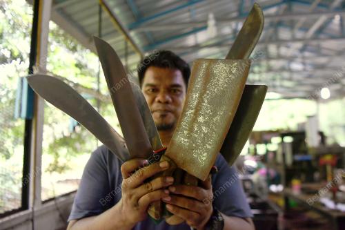 ASAH PISAU KORBAN
