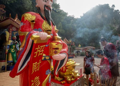 TINJAUAN TAHUN BARU CINA