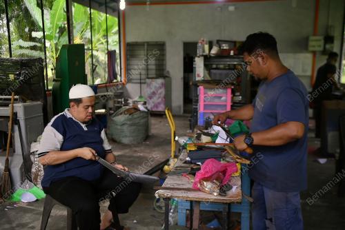 ASAH PISAU KORBAN