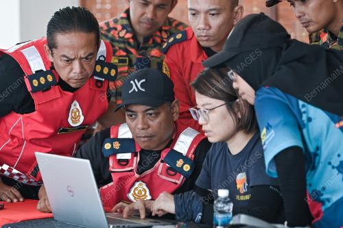 MENCARI DAN MENYELAMAT JASLINDA