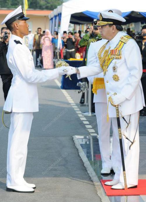 SULTAN SHARAFUDDIN IDRIS SHAH