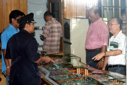 R0MPAKAN KEDAI EMAS