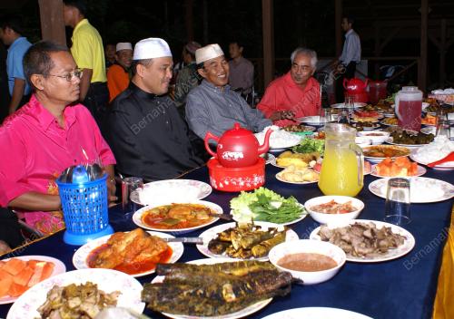 BERBUKA PUASA