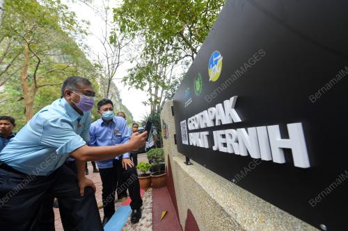 DATUK DR SHAMSUL ANUAR NASARAH