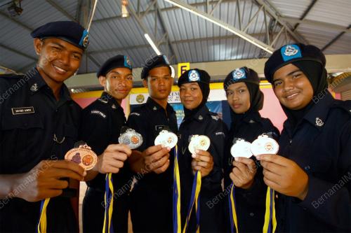 PR01_16042012_KADET_POLIS