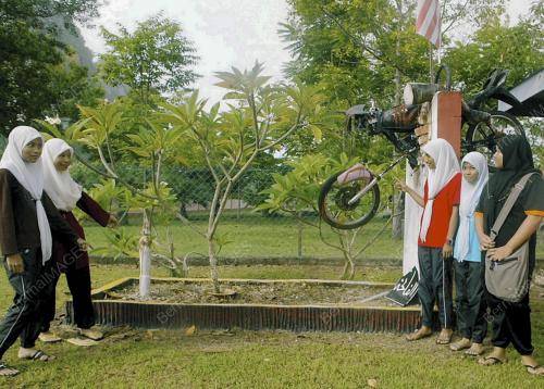 MOTOSIKAL DAN KUBUR
