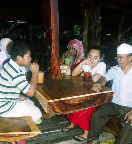 MEJA TERGANTUNG