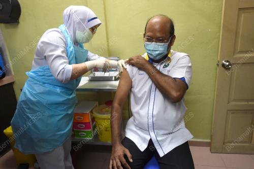 SUNTIKAN VAKSIN COVID 19 DI PERLIS