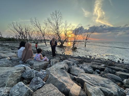 PANDANGAN MATAHARI TERBENAM