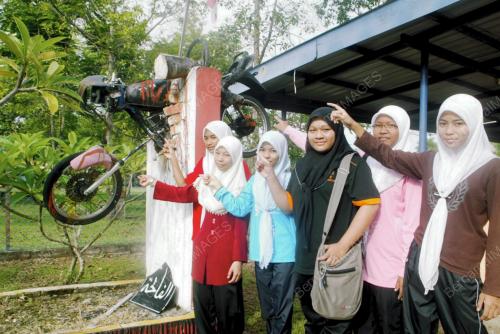 MOTOSIKAL DAN KUBUR