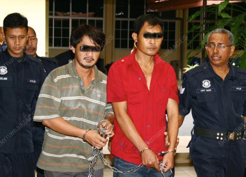ADIK BERADIK HADAPI TUDUHAN MILIKI SENJATA API