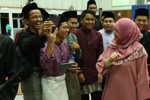 FADHLINA SIDEK