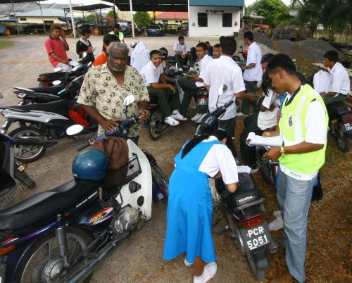 OPERASI POLIS TRAFIK DI SEKOLAH