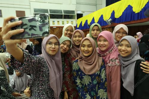 FADHLINA SIDEK