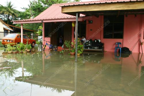 PR04_05102012_BANJIR_KILAT
