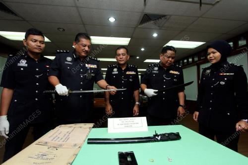 PR04_15102002_SAMUN_PEDANG