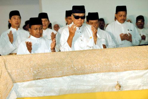 AGONG ZIARAHI JENAZAH